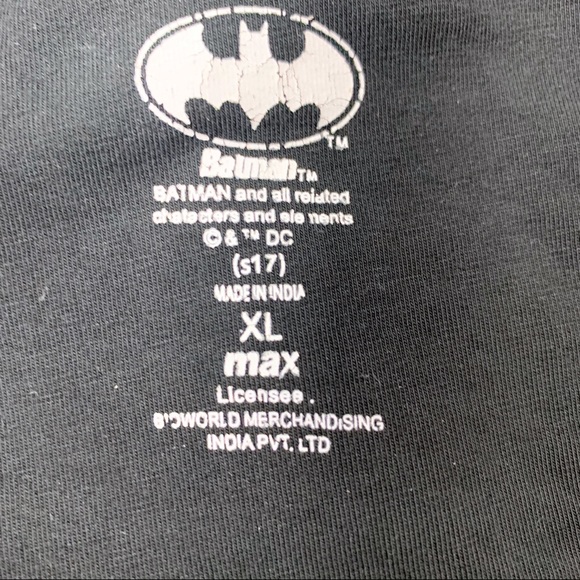 Batman Black Tee Shirt Yellow Design - Picture 4 of 4